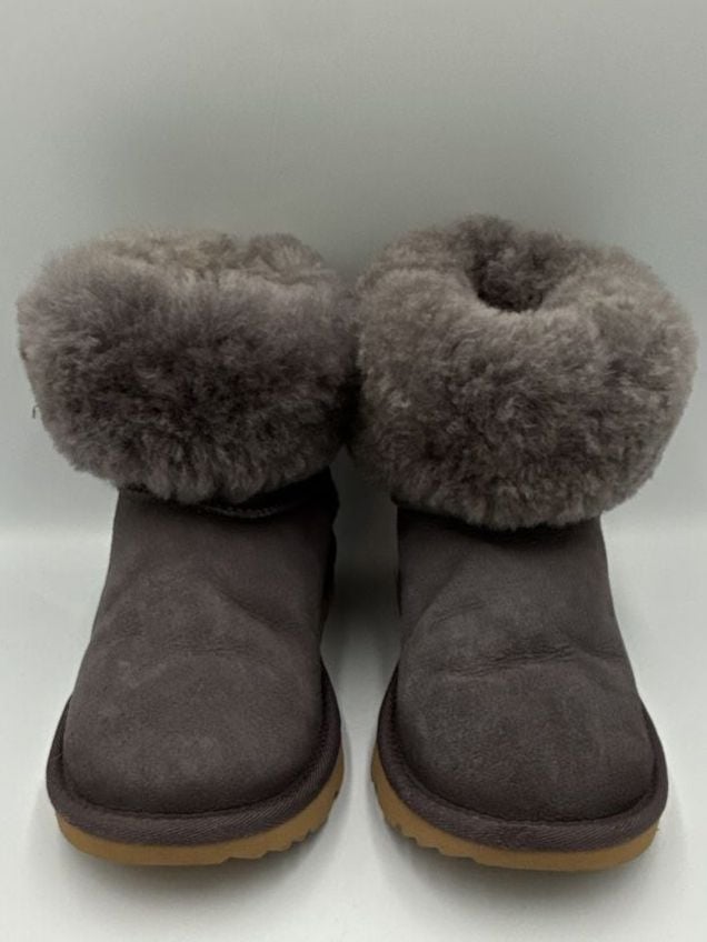 Ugg Classic Short Boots Gray Suede Fleece
Size 4 Youth
#885 4