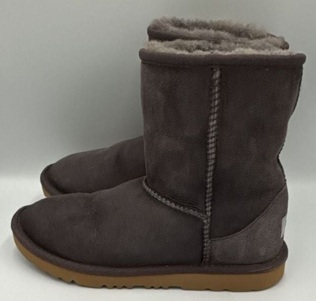 Ugg Classic Short Boots Gray Suede Fleece
Size 4 Youth
#885 5