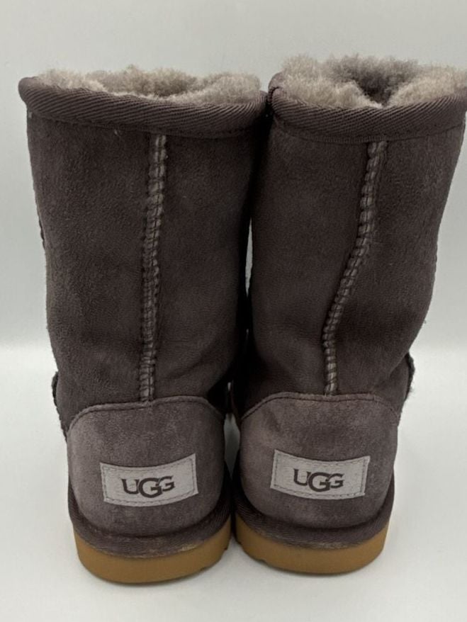 Ugg Classic Short Boots Gray Suede Fleece
Size 4 Youth
#885 6
