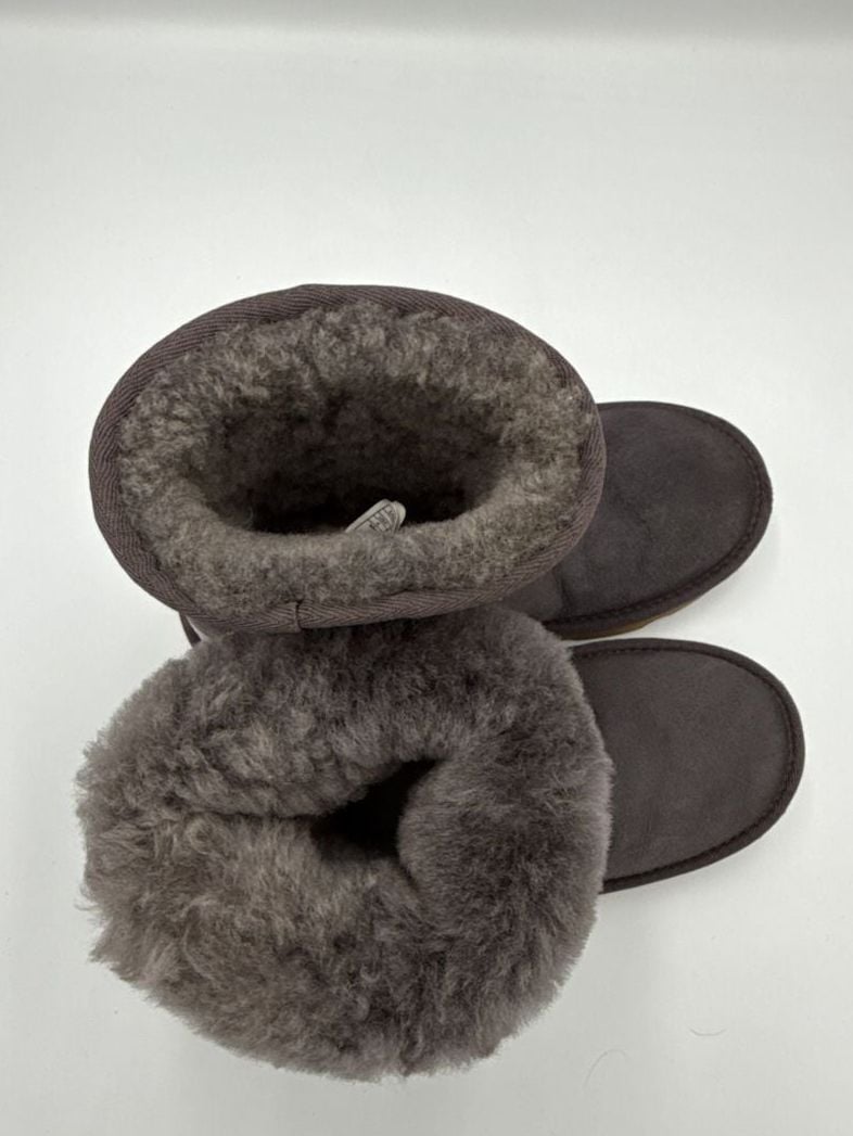 Ugg Classic Short Boots Gray Suede Fleece
Size 4 Youth
#885 7