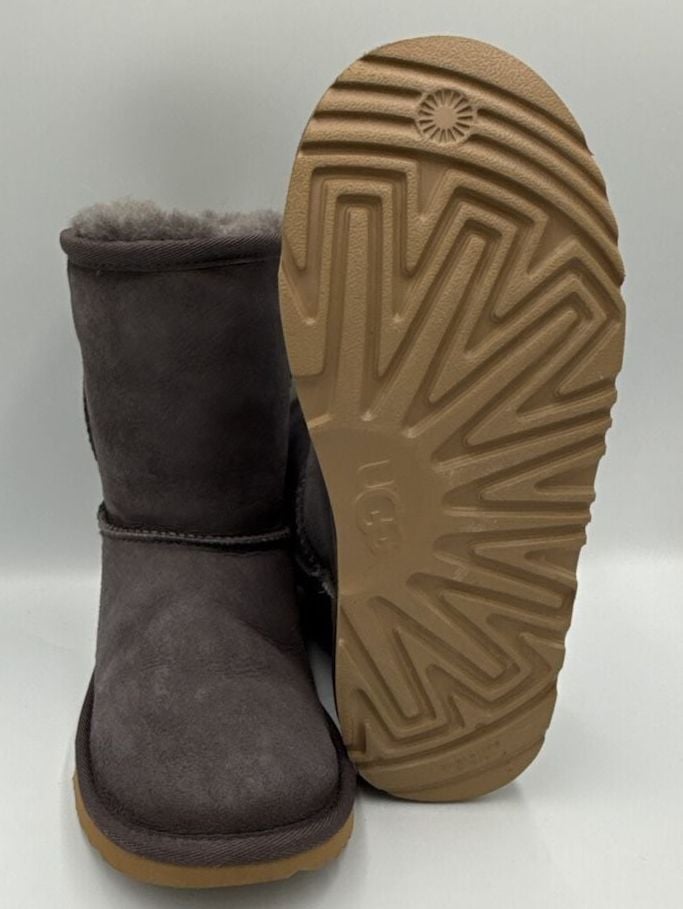 Ugg Classic Short Boots Gray Suede Fleece
Size 4 Youth
#885 8