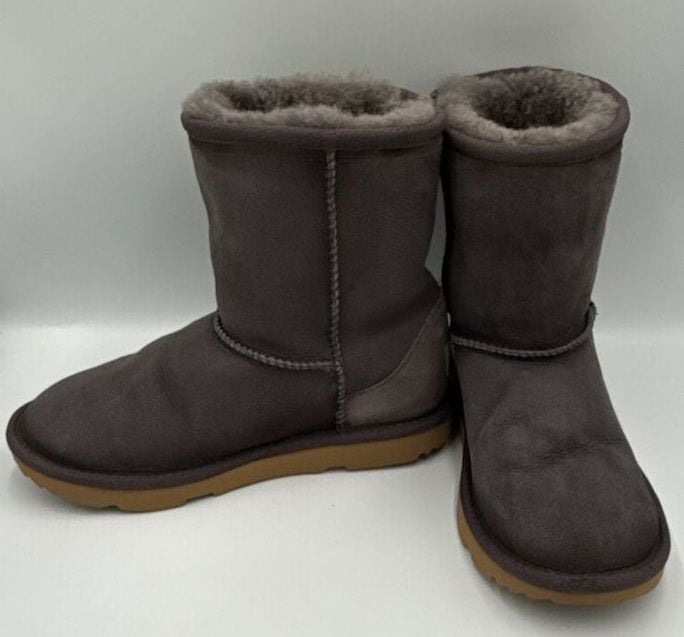 Ugg Classic Short Boots Gray Suede Fleece
Size 4 Youth
#885 9