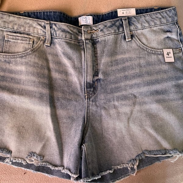 Time and Tru HR Fray Hem Short Size 18 Light Wash Denim