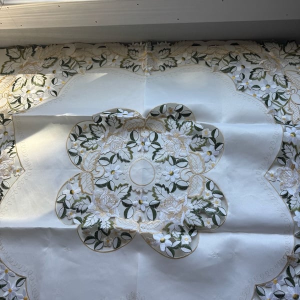 Ingrosso Biancheria Tablecloth Floral Cutwork Scalloped