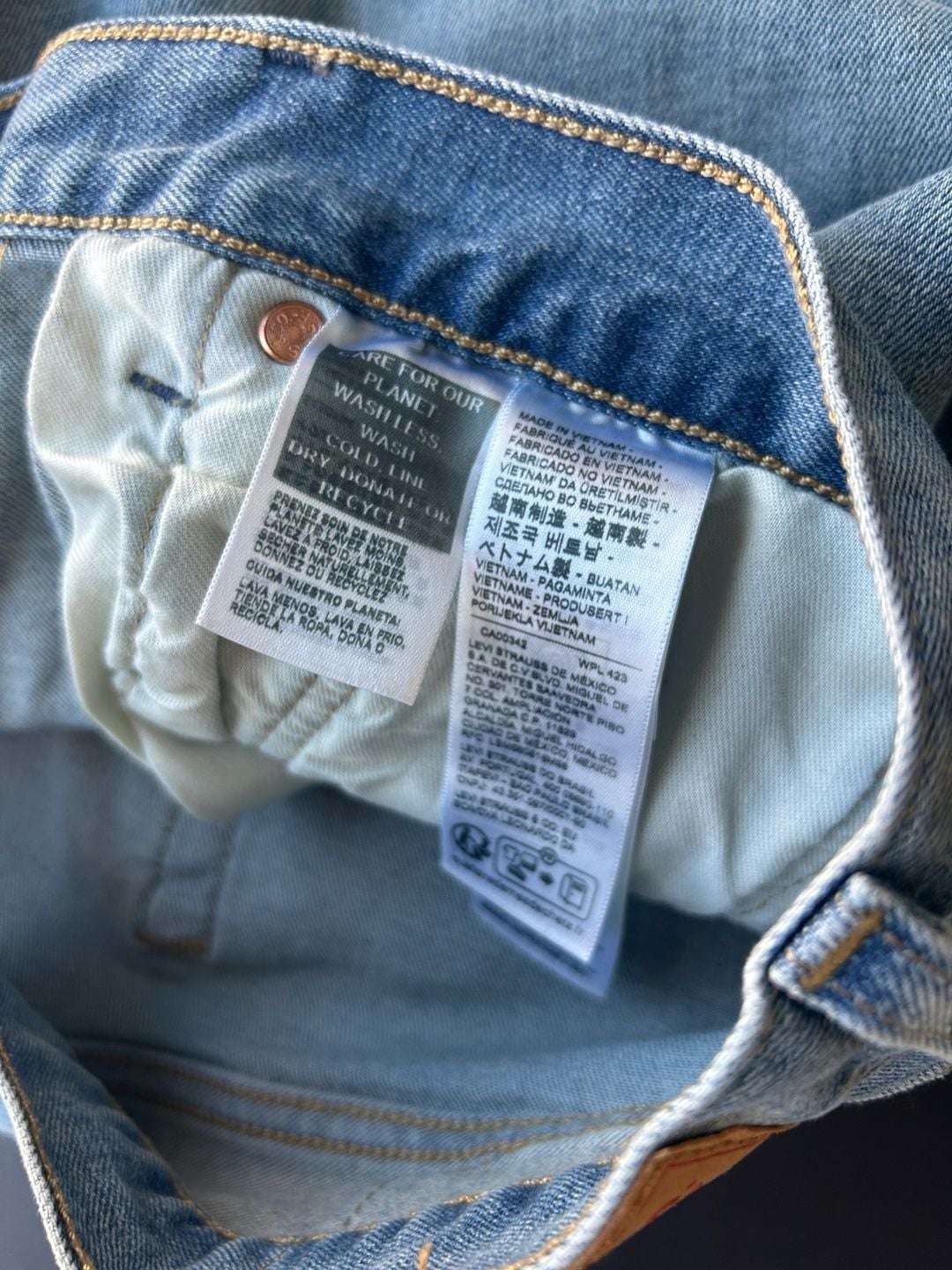Levi's 501 Light Wash Blue Denim Jeans 35/32 11