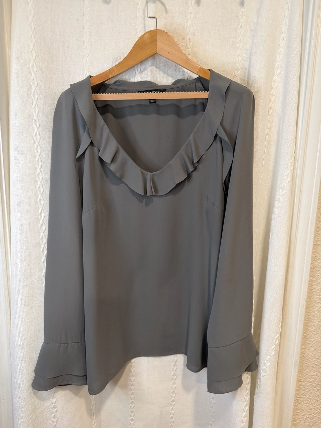 Banana Republic Womens Large Gray Ruffle V Neck Blouse Bell Sleeve Work Top 2