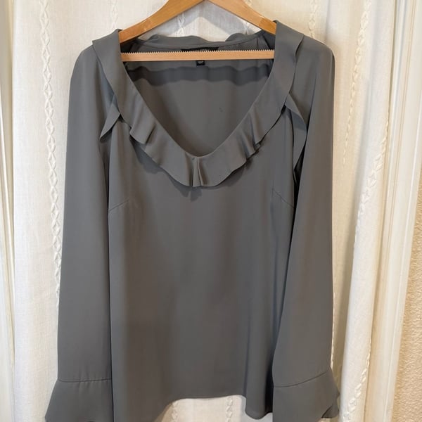Banana Republic Womens Large Gray Ruffle V Neck Blouse Bell Sleeve Work Top