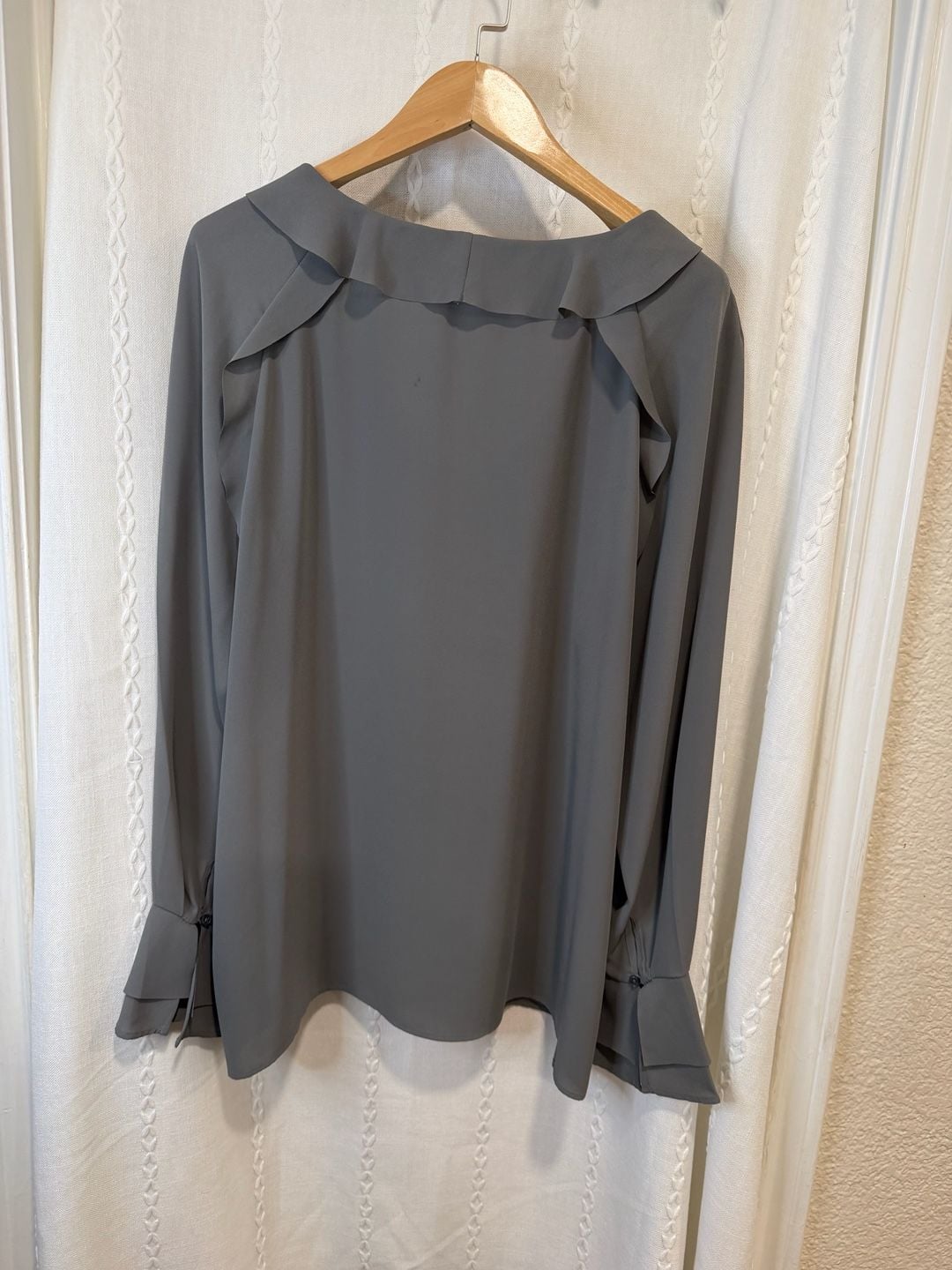 Banana Republic Womens Large Gray Ruffle V Neck Blouse Bell Sleeve Work Top 3