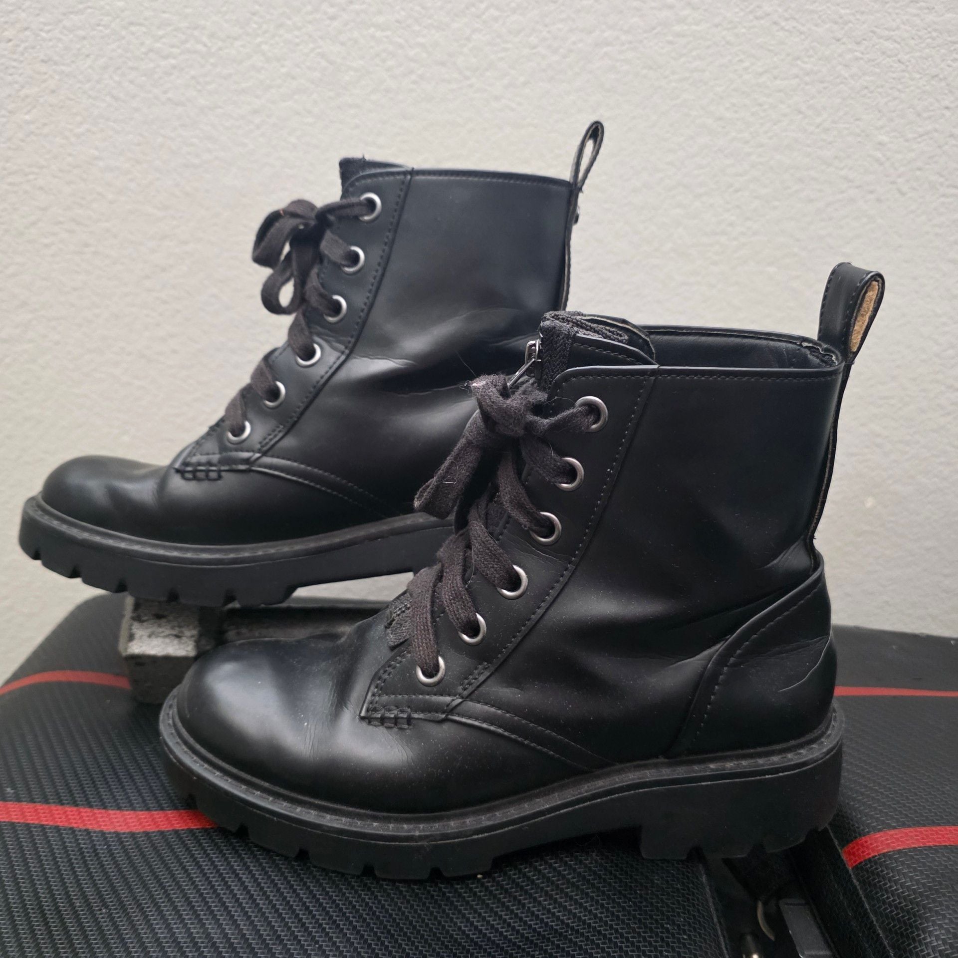 UGG Daren Black Leather Lace Up Combat Boots Size 7.5 Lug Sole Chunky 1108929 2