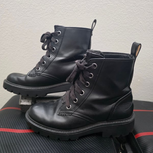 UGG Daren Black Leather Lace Up Combat Boots Size 7.5 Lug Sole Chunky 1108929