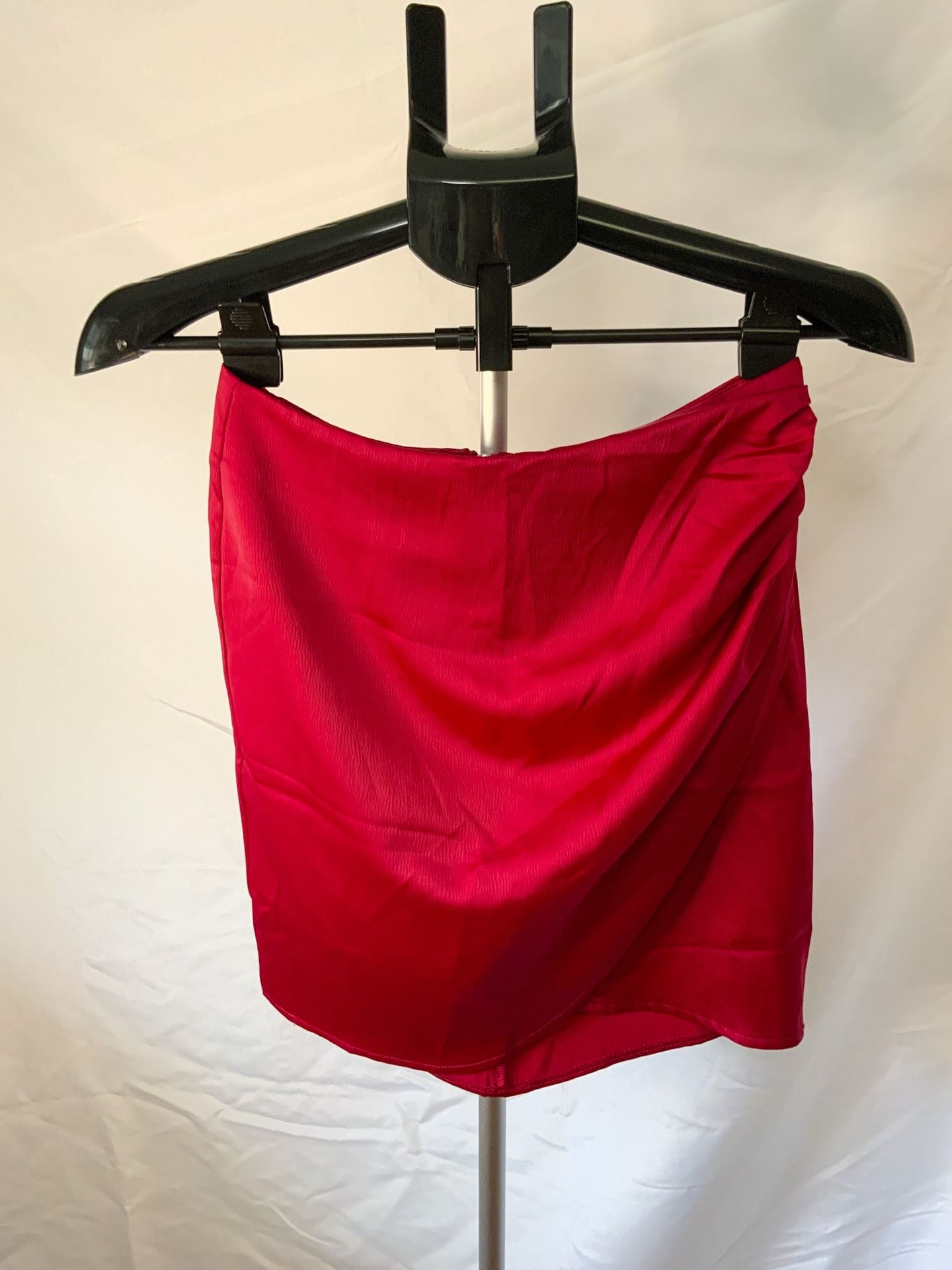 Bebe Satin Skirt Women’s Size 4 Red Ruched Mini Zip Back 2