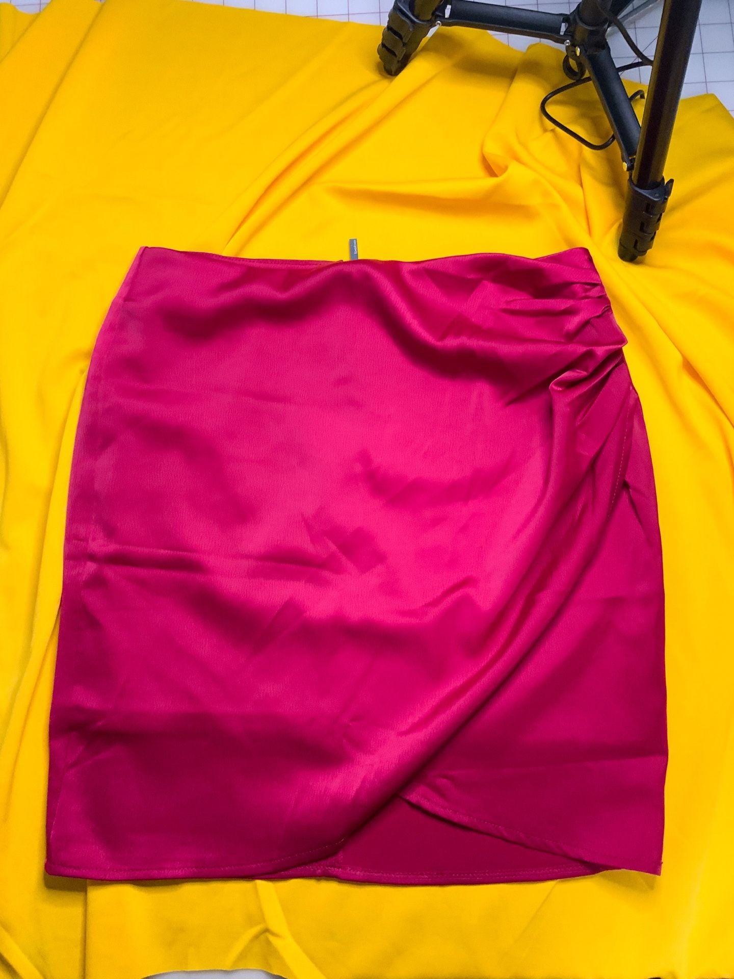 Bebe Satin Skirt Women’s Size 4 Red Ruched Mini Zip Back 4