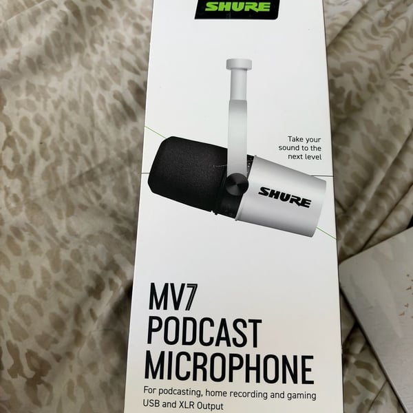 Shure MV7 Podcast Microphone Limited White Noir Edition