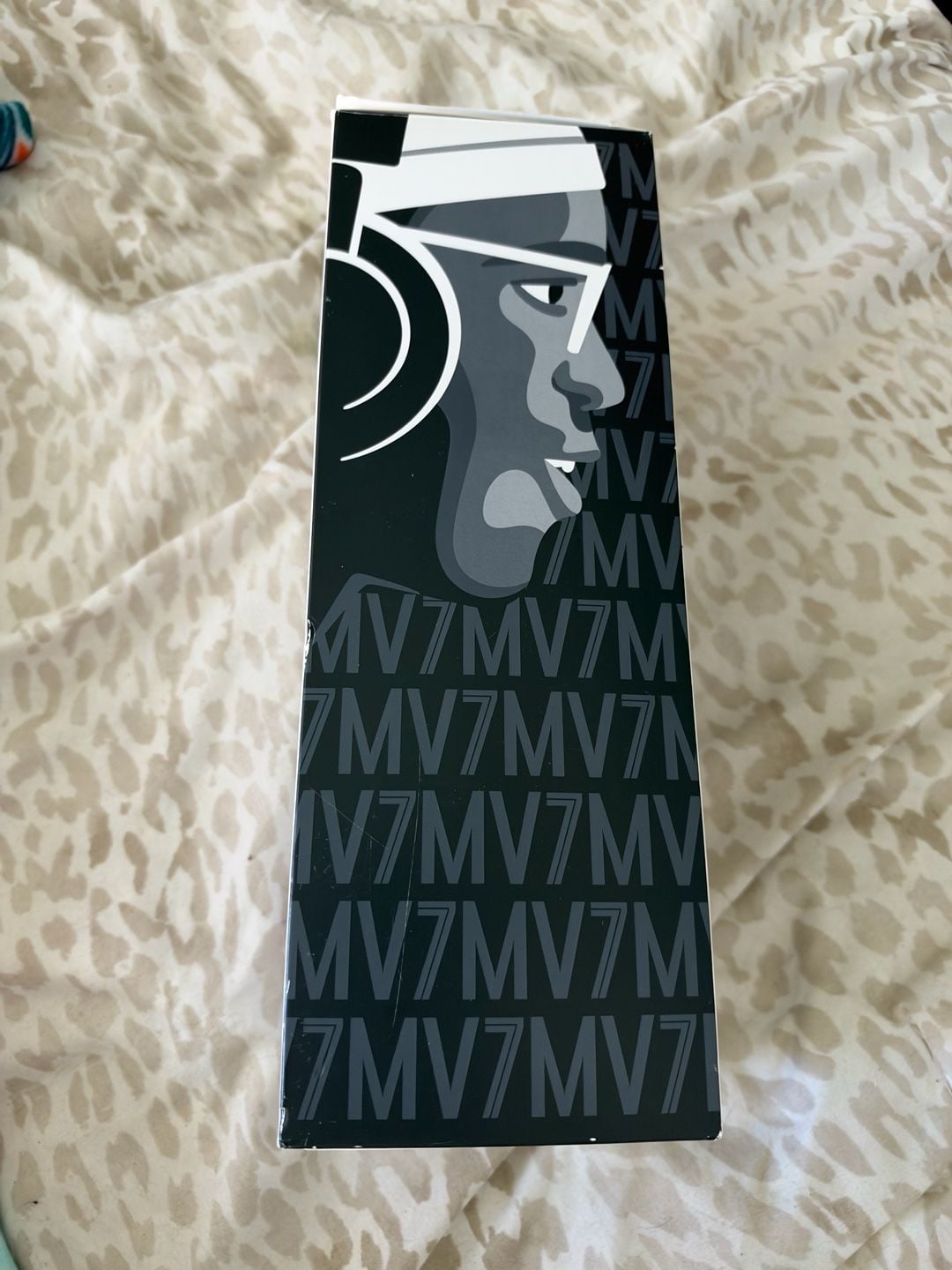 Shure MV7 Podcast Microphone Limited White Noir Edition 5