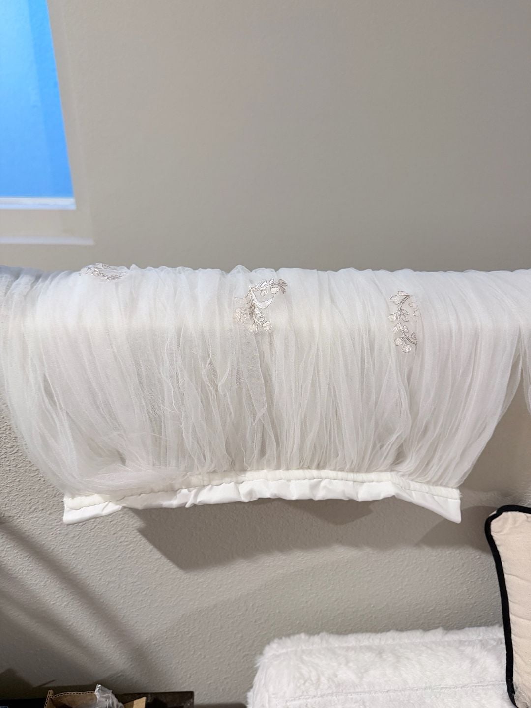 Pottery Barn Kids Monique Lhuillier Gold Vine Sheers White Tulle Canopy 4