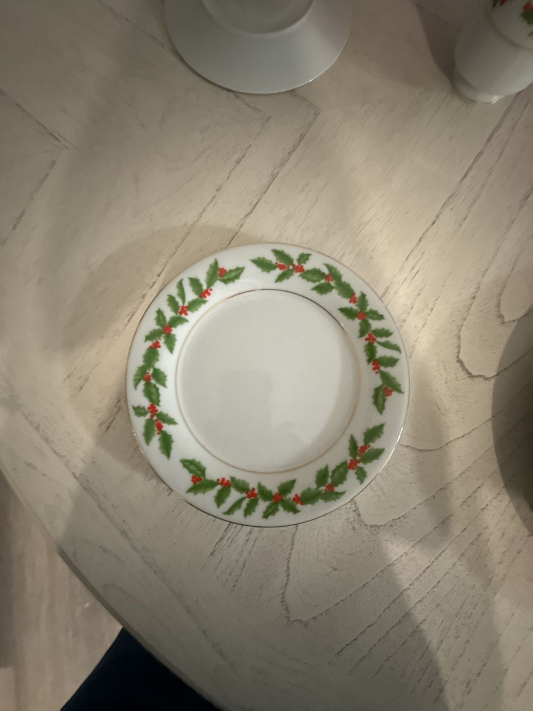 Crown Ming Fine China Holly Christmas Tea Cup, Desert Plate , Full Size Plate & Saucer Set. 6