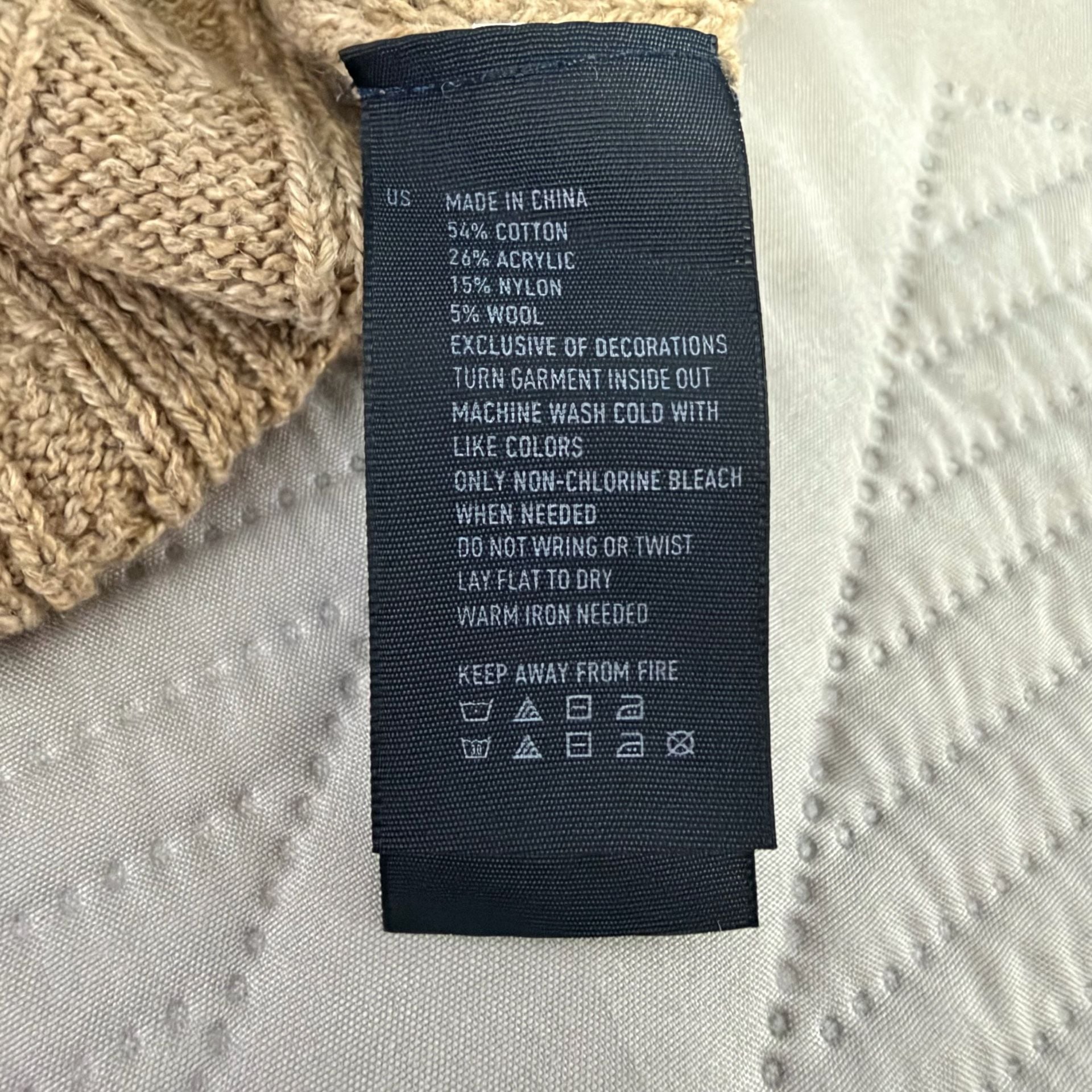 American Eagle Outfitters Cable Knit V Neck Sweater Size M 6