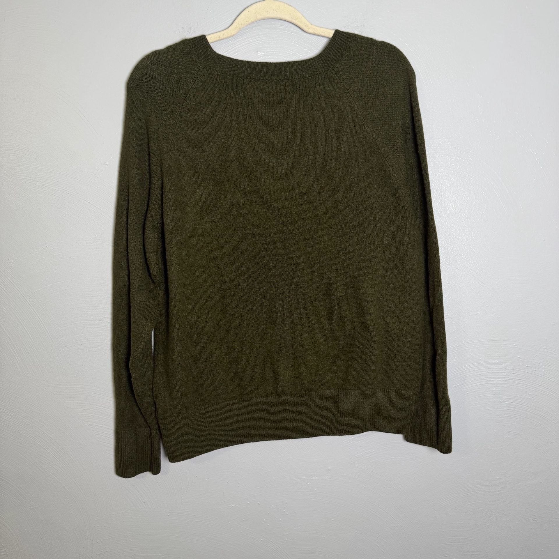 Old Navy SoSoft V-Neck Sweater Size M Olive Green 3