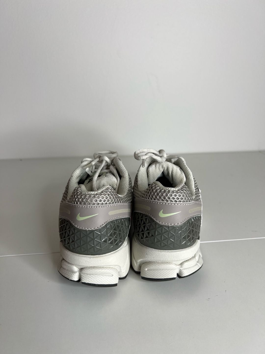 Nike Zoom Vomero 5 Size 7 Cobblestone Light Bone 4