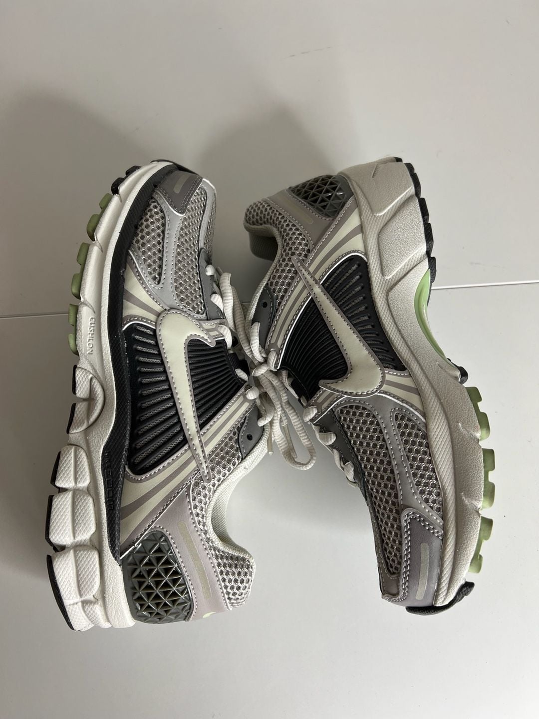Nike Zoom Vomero 5 Size 7 Cobblestone Light Bone 5