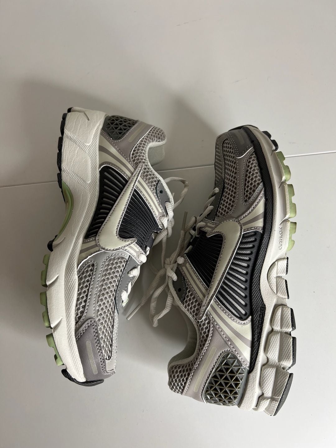 Nike Zoom Vomero 5 Size 7 Cobblestone Light Bone 6
