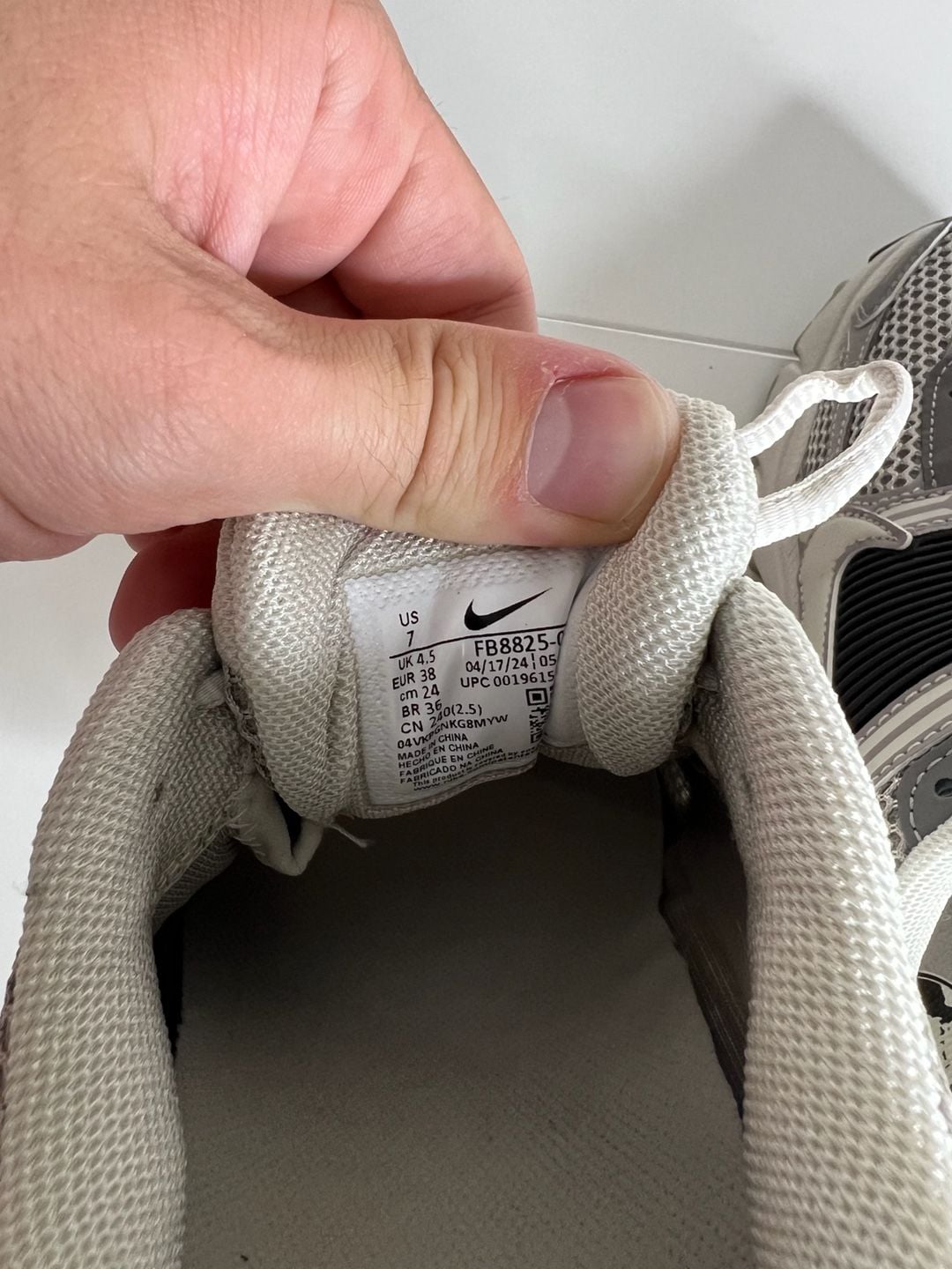 Nike Zoom Vomero 5 Size 7 Cobblestone Light Bone 9