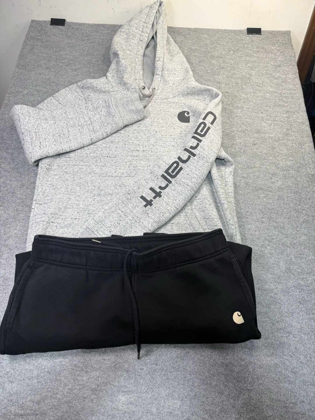 Carhartt Women’s Hoodie & Sweatpants Set – Size Large 1