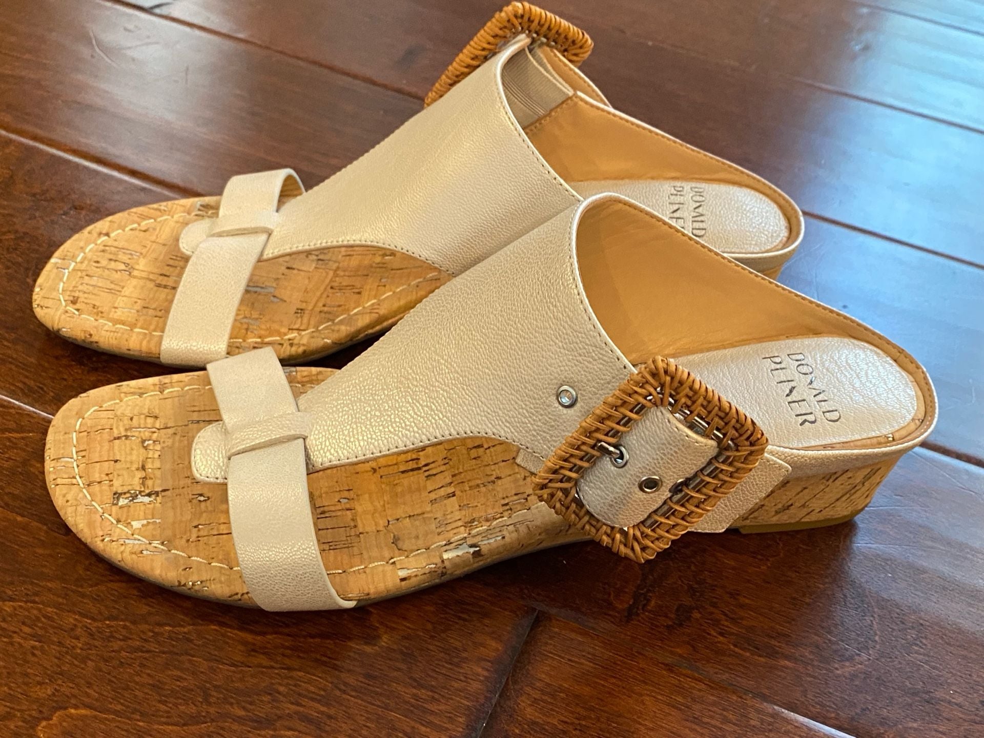 Donald Pliner VINESP Wedge Sandals Size 9.5M Champagne Metallic Cork 6