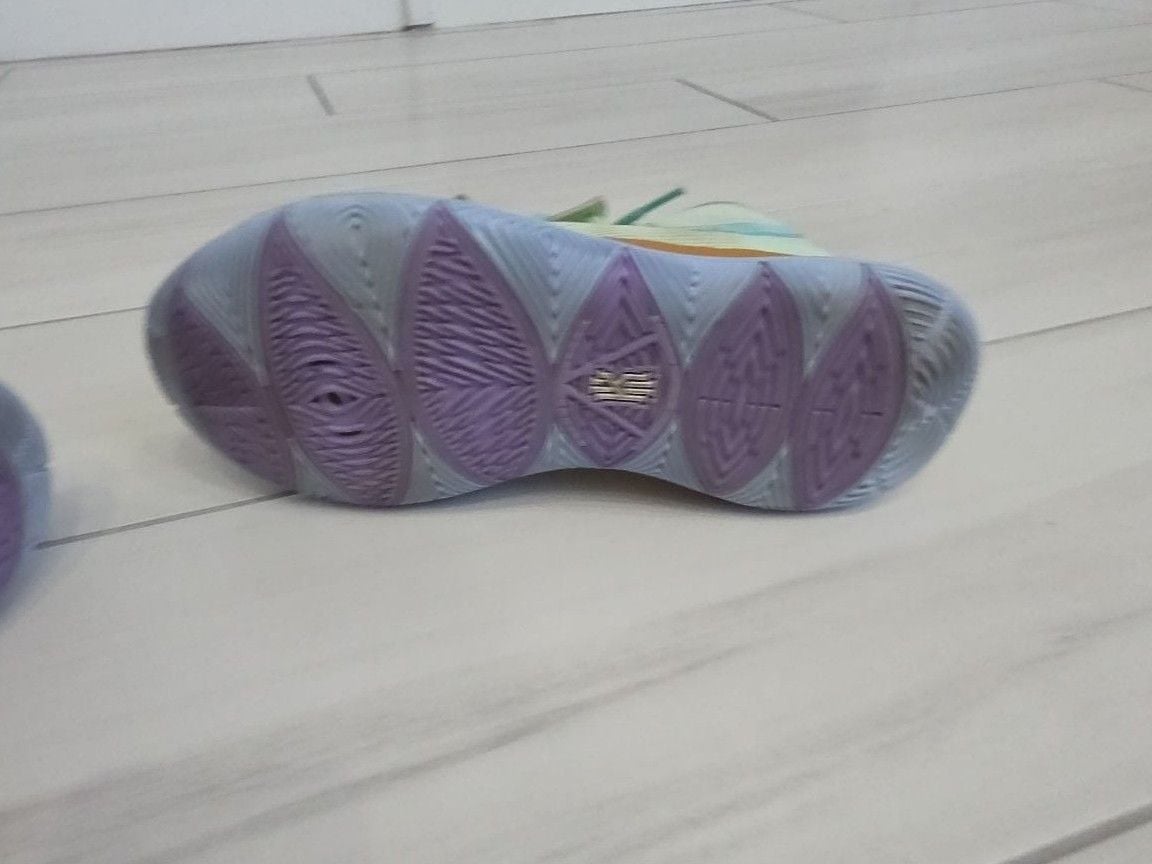 Nike Kyrie 5 SpongeBob SquarePants Squidward Size 10.5 5