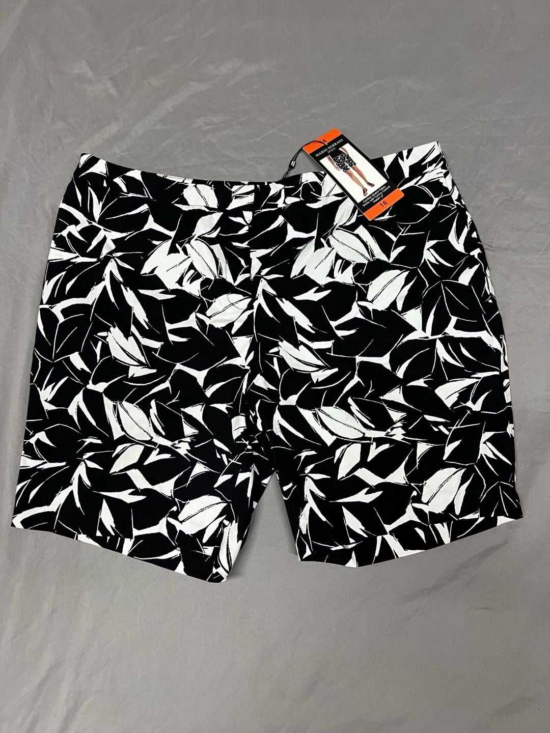 Mario Serrani Italy Comfort Stretch Shorts Size 16 Black White Leaf 2