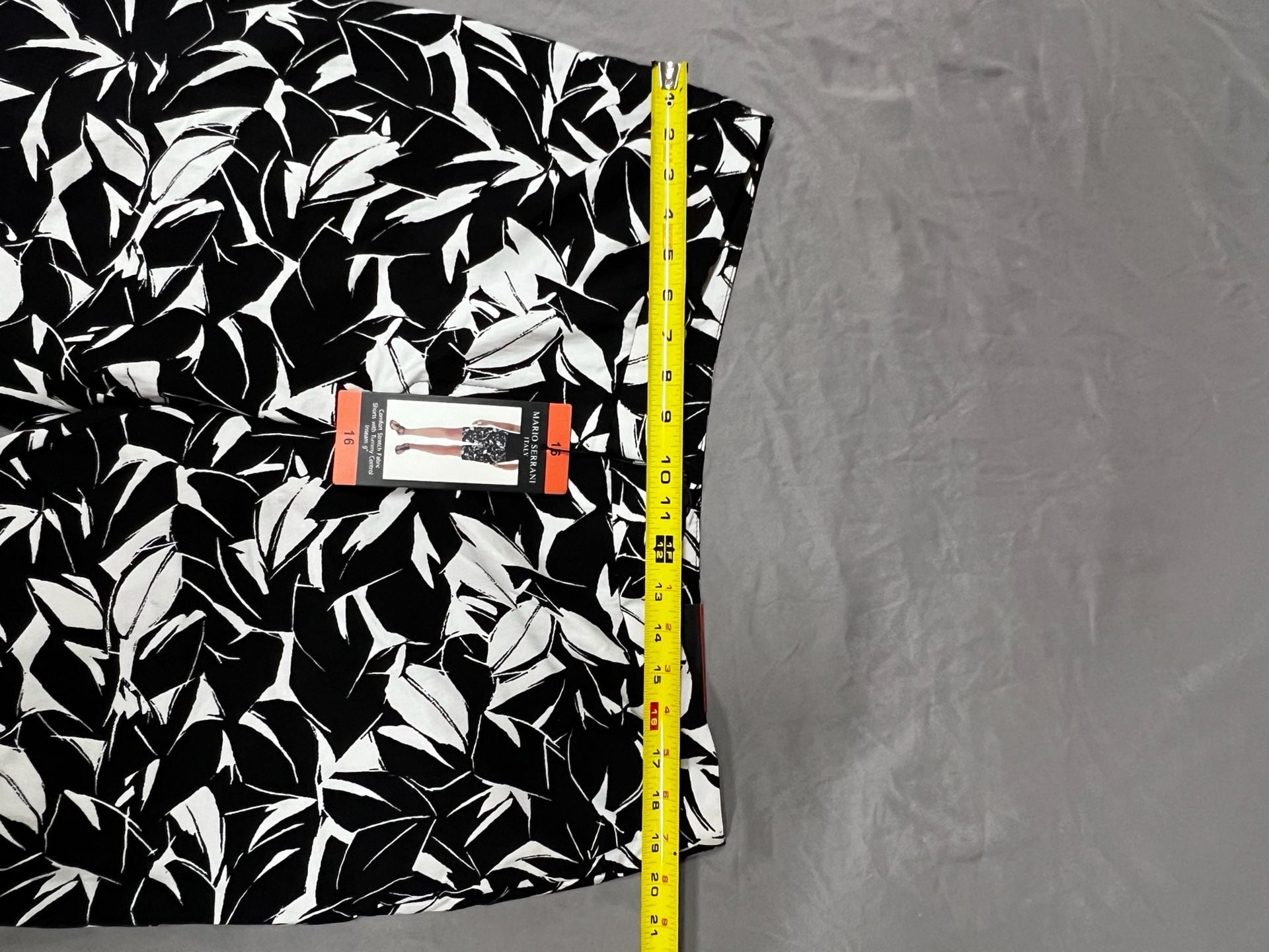 Mario Serrani Italy Comfort Stretch Shorts Size 16 Black White Leaf 8