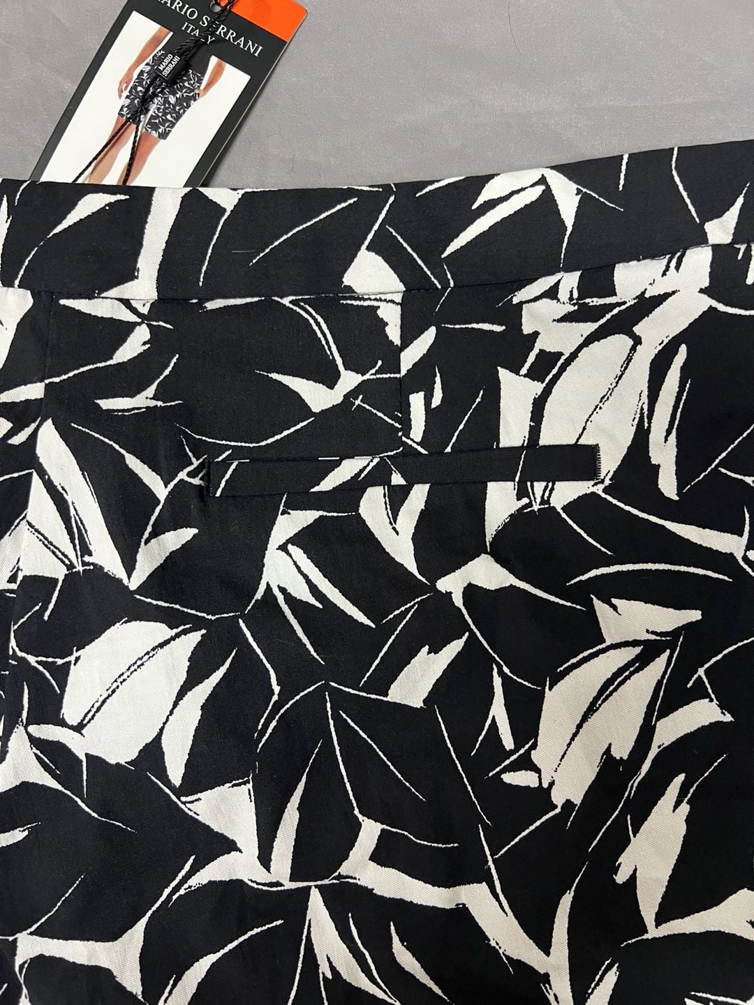 Mario Serrani Italy Comfort Stretch Shorts Size 16 Black White Leaf 10