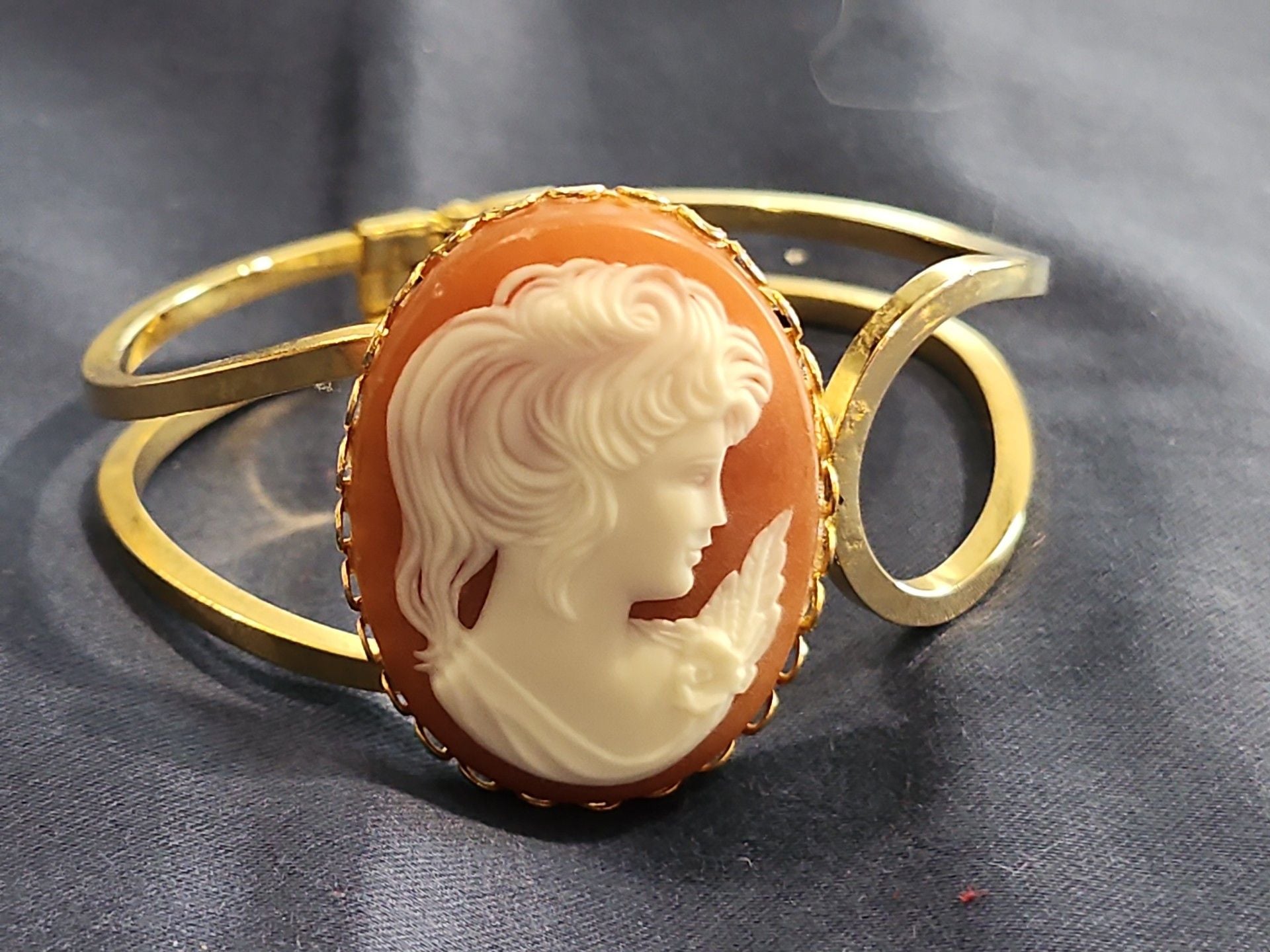 Vintage Gold Tone Cameo Bangle Bracelet Resin Portrait Cuff Jewelry 2