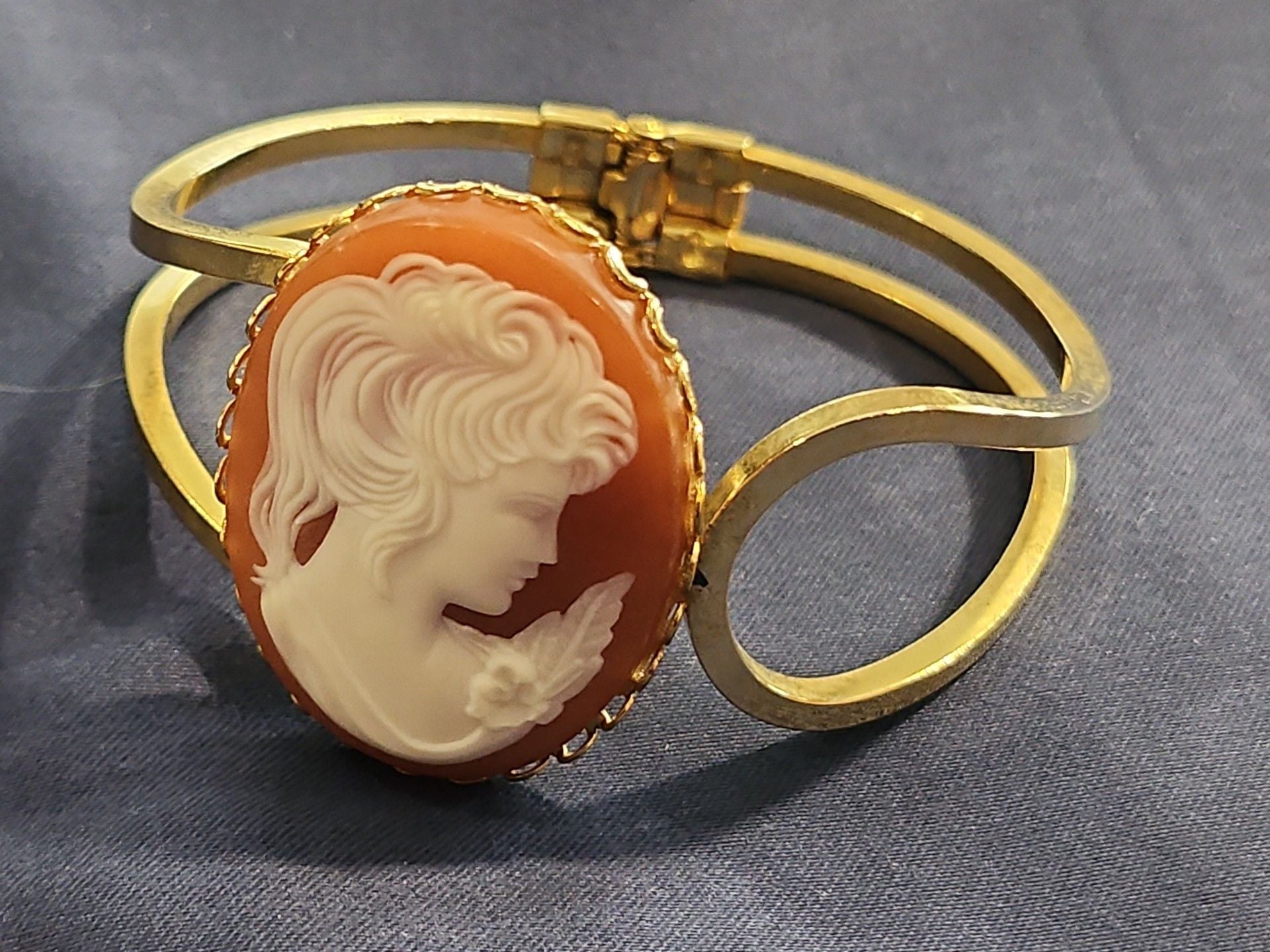 Vintage Gold Tone Cameo Bangle Bracelet Resin Portrait Cuff Jewelry 3