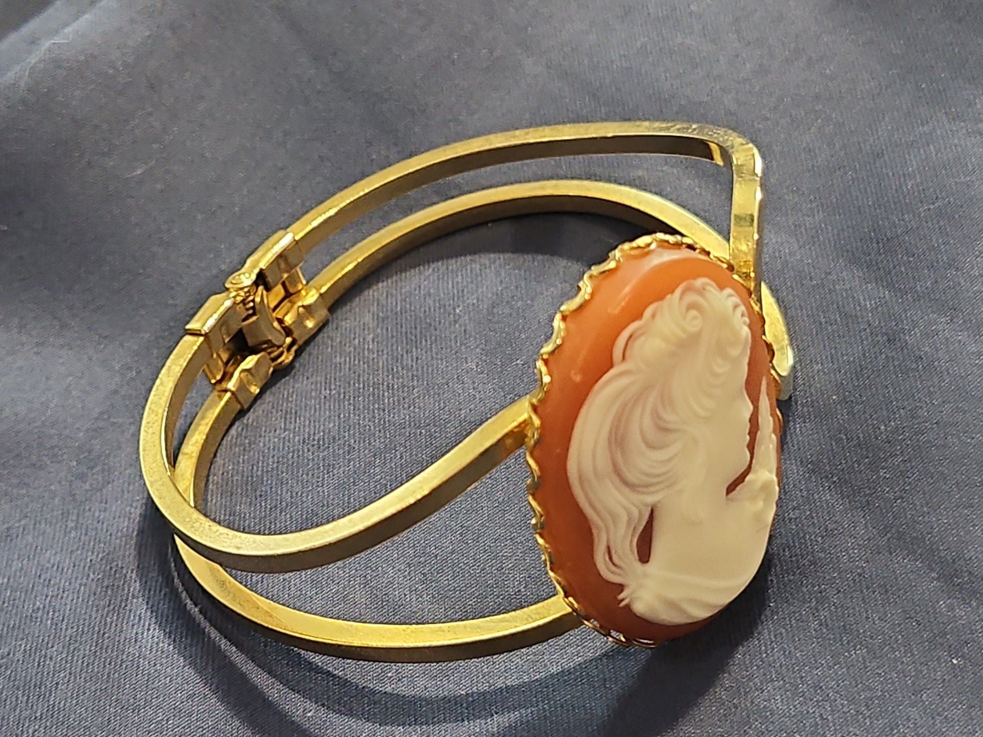 Vintage Gold Tone Cameo Bangle Bracelet Resin Portrait Cuff Jewelry 4