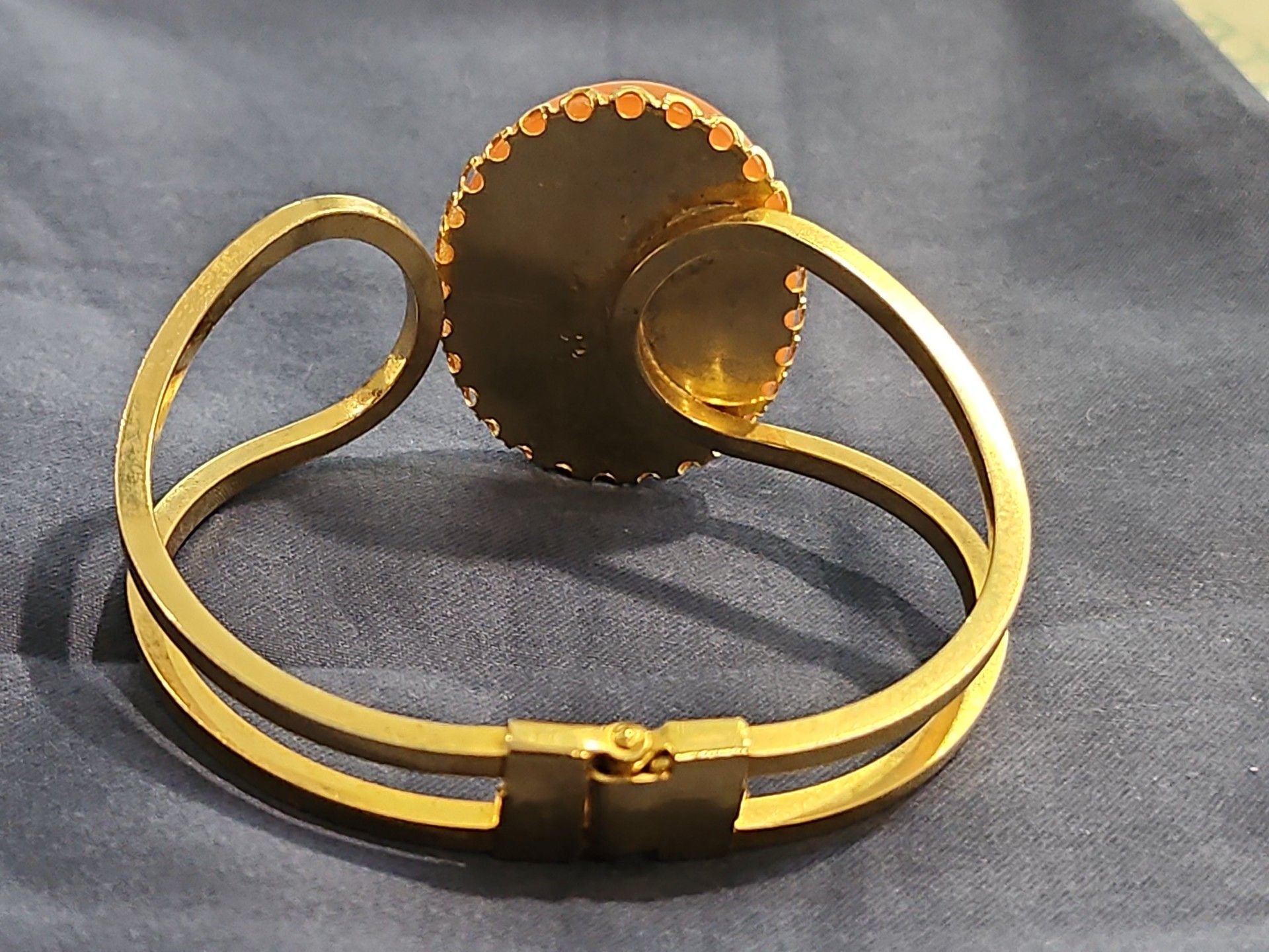 Vintage Gold Tone Cameo Bangle Bracelet Resin Portrait Cuff Jewelry 5