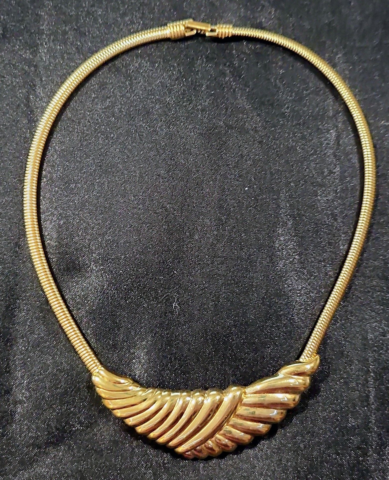 Trifari Gold Tone Ribbed Pendant Choker Necklace 2