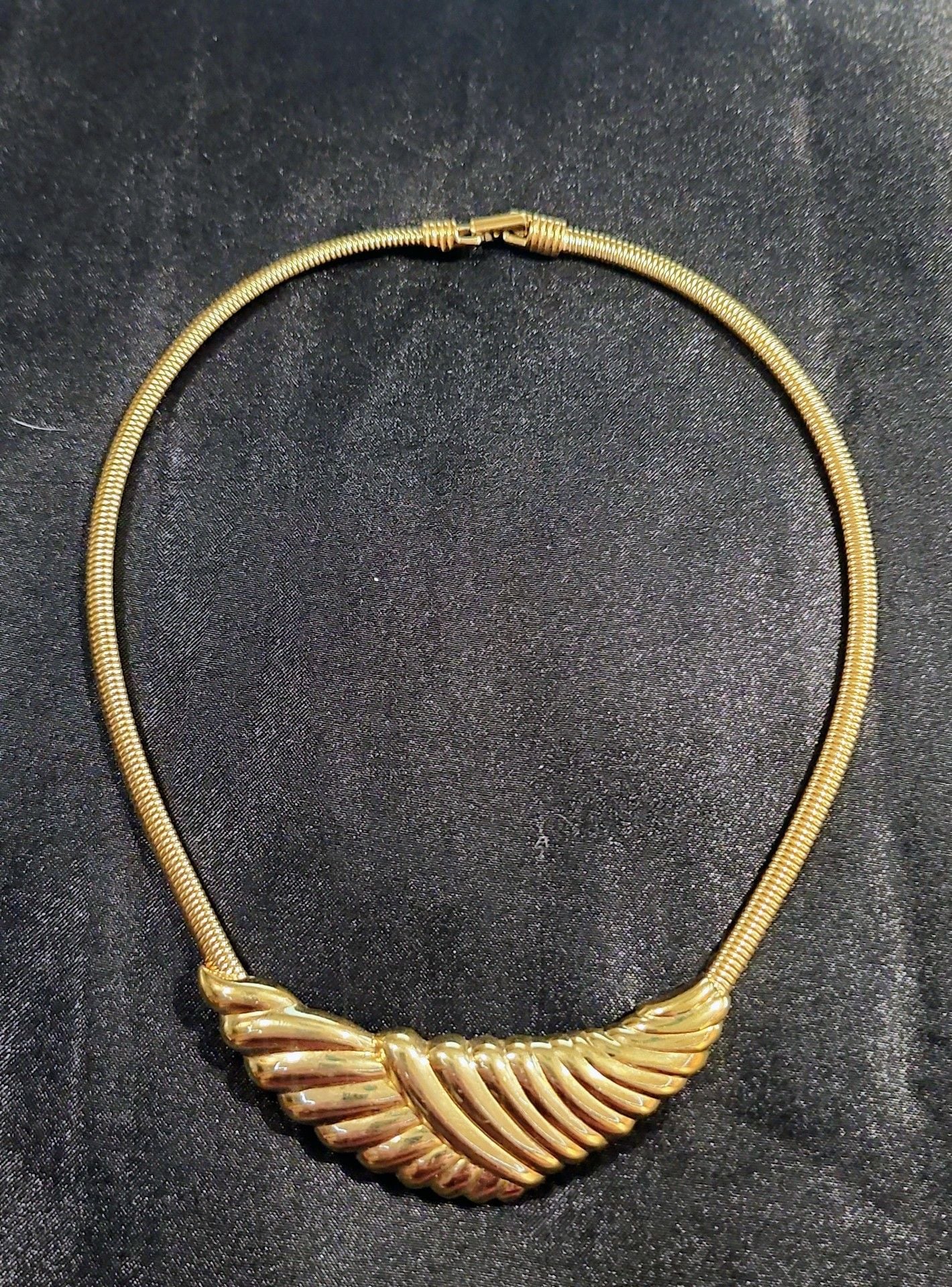Trifari Gold Tone Ribbed Pendant Choker Necklace 3