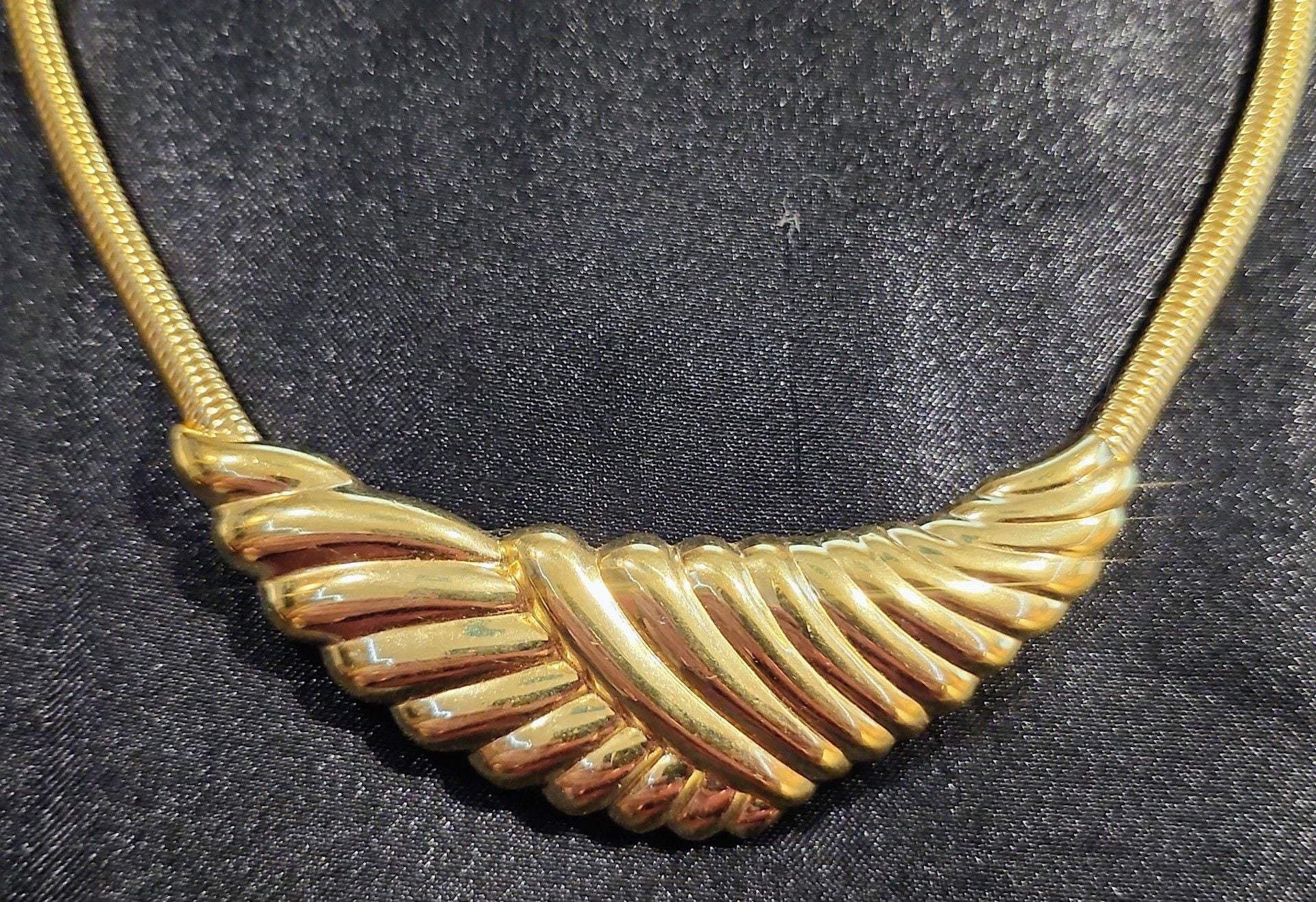 Trifari Gold Tone Ribbed Pendant Choker Necklace 4
