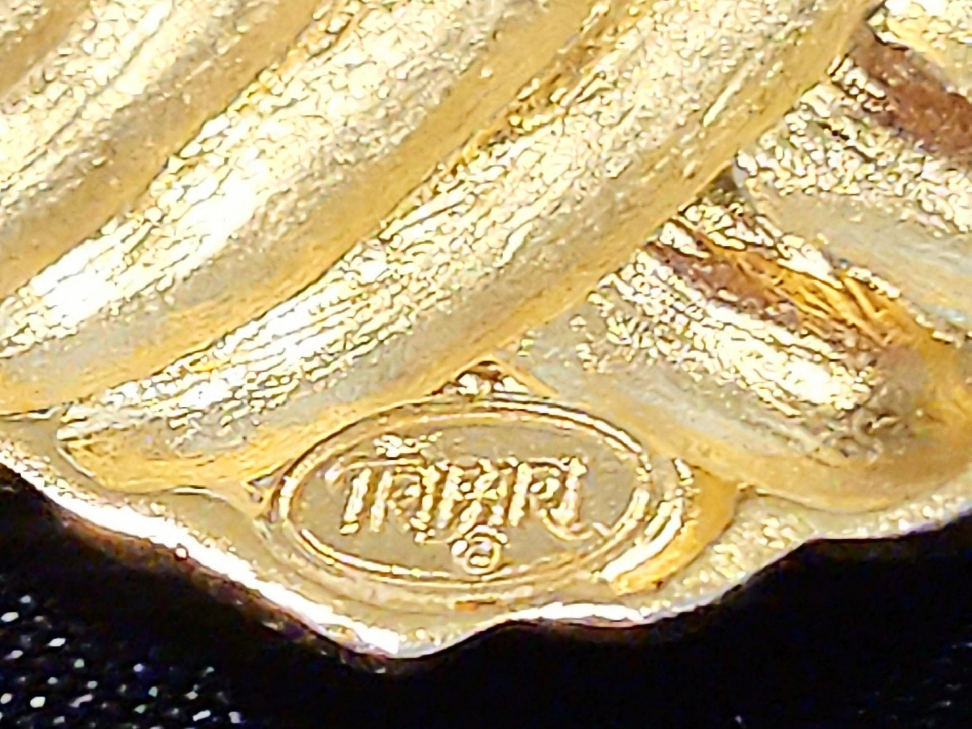 Trifari Gold Tone Ribbed Pendant Choker Necklace 5