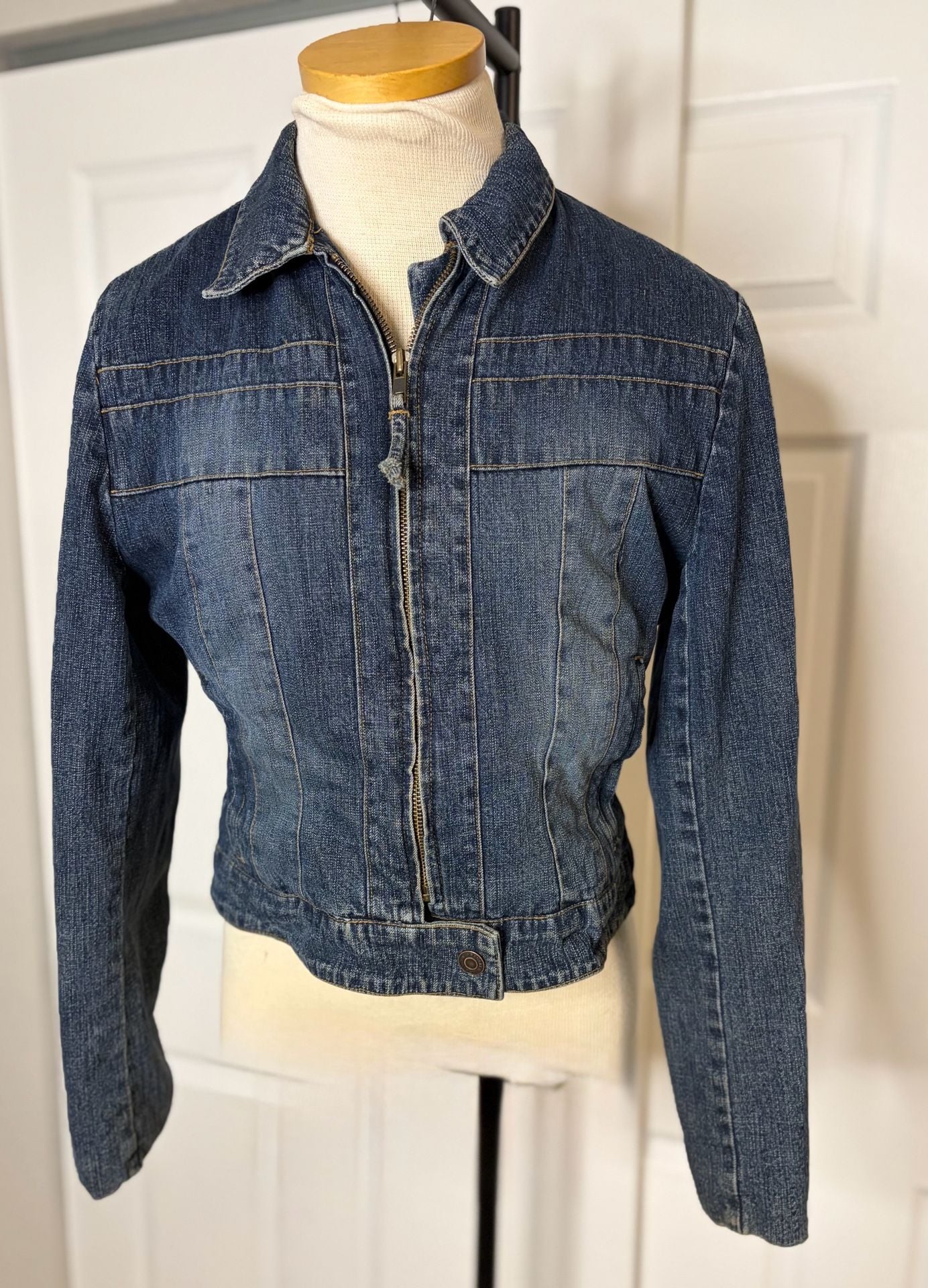 105- vintage Wrangler Denim Jacket Size M Red Lined Zip Up Crop Moto Blue 2