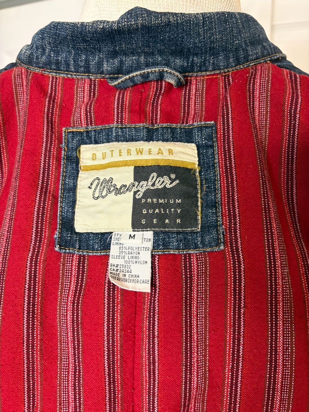 105- vintage Wrangler Denim Jacket Size M Red Lined Zip Up Crop Moto Blue 4