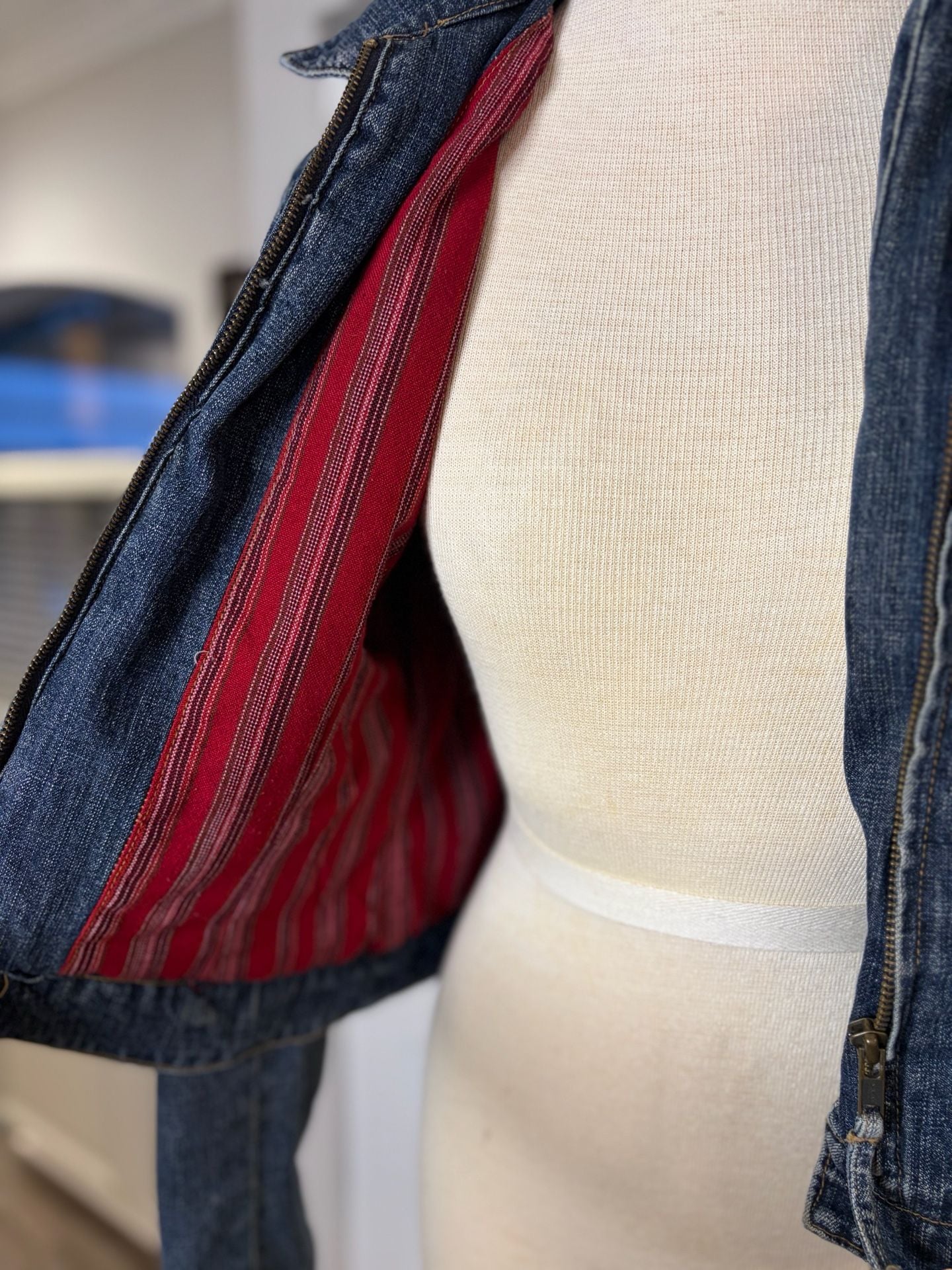 105- vintage Wrangler Denim Jacket Size M Red Lined Zip Up Crop Moto Blue 5