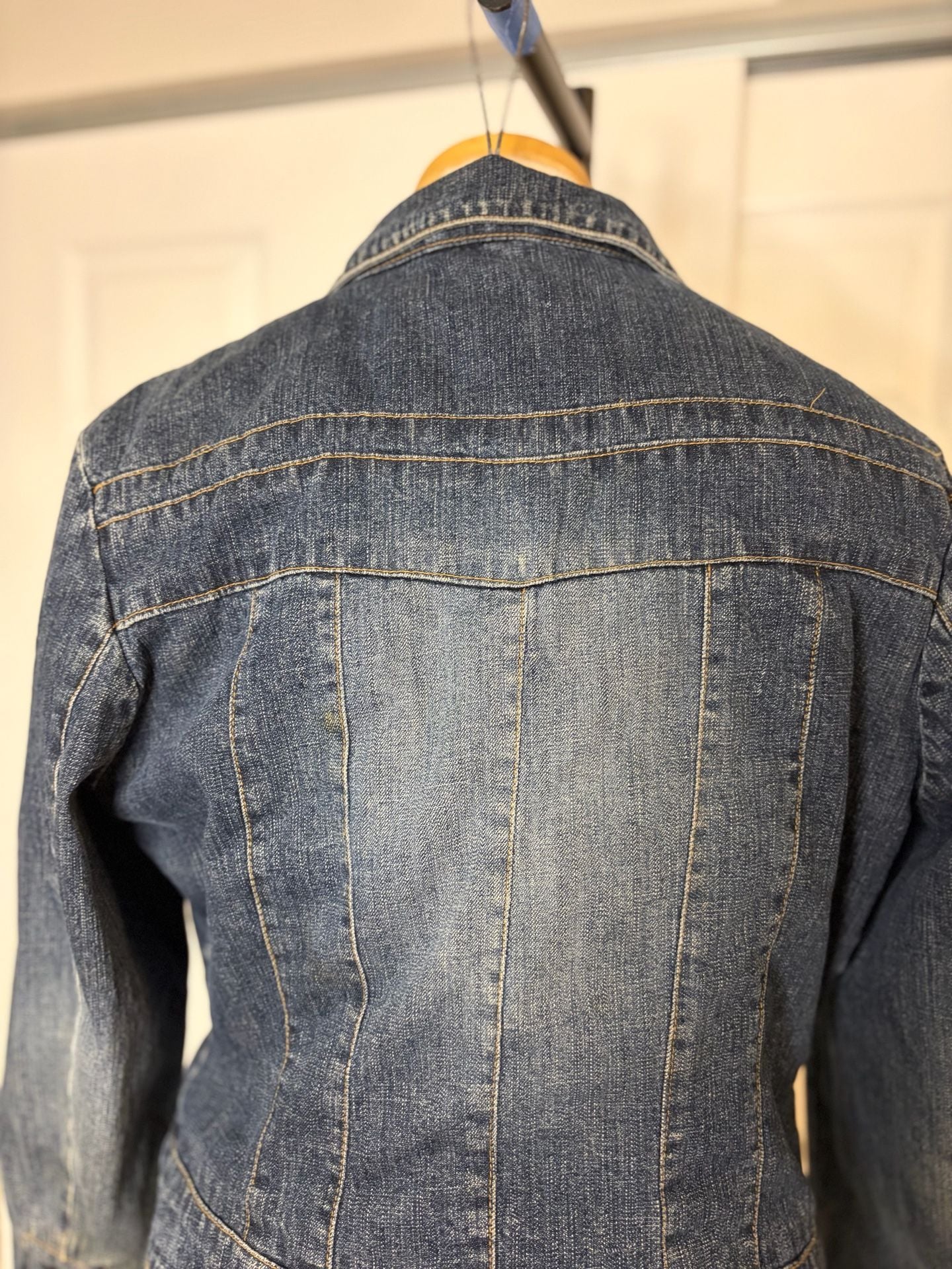 105- vintage Wrangler Denim Jacket Size M Red Lined Zip Up Crop Moto Blue 8
