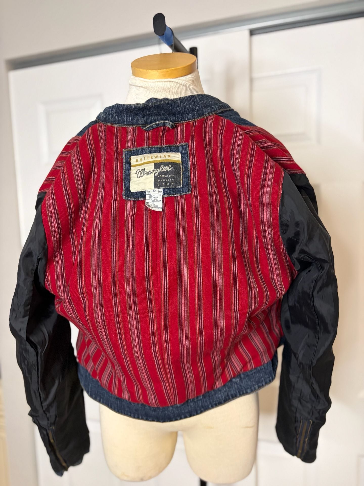 105- vintage Wrangler Denim Jacket Size M Red Lined Zip Up Crop Moto Blue 10