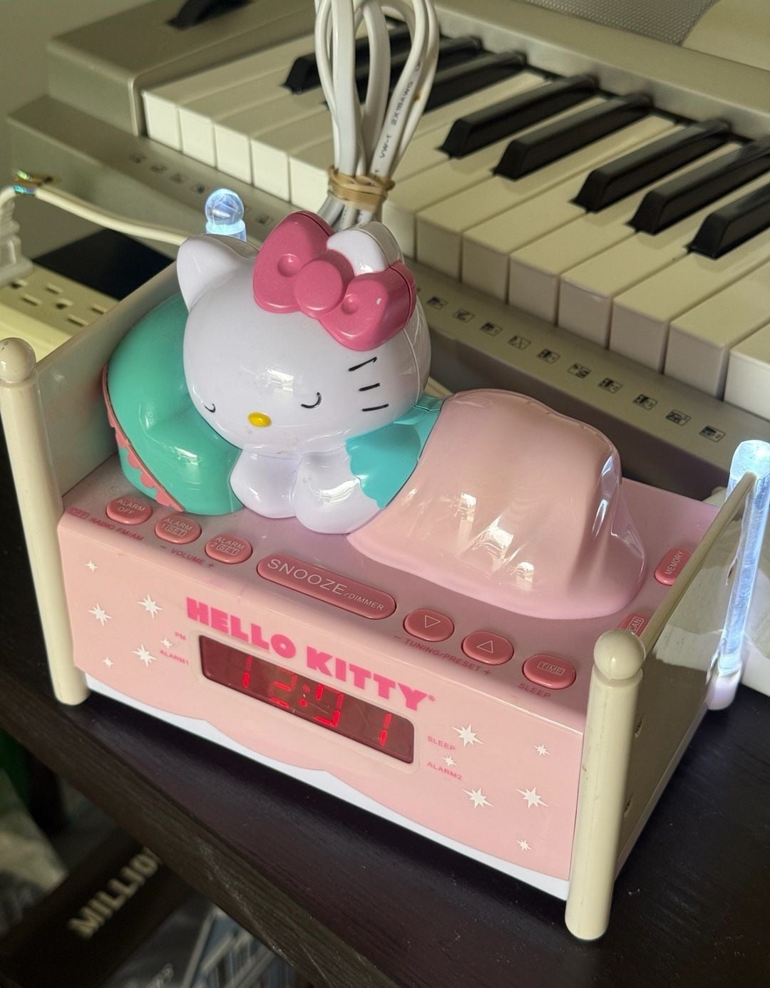 Hello Kitty Sleeping Kitty Alarm Clock Radio KT2052
tested working great! 6