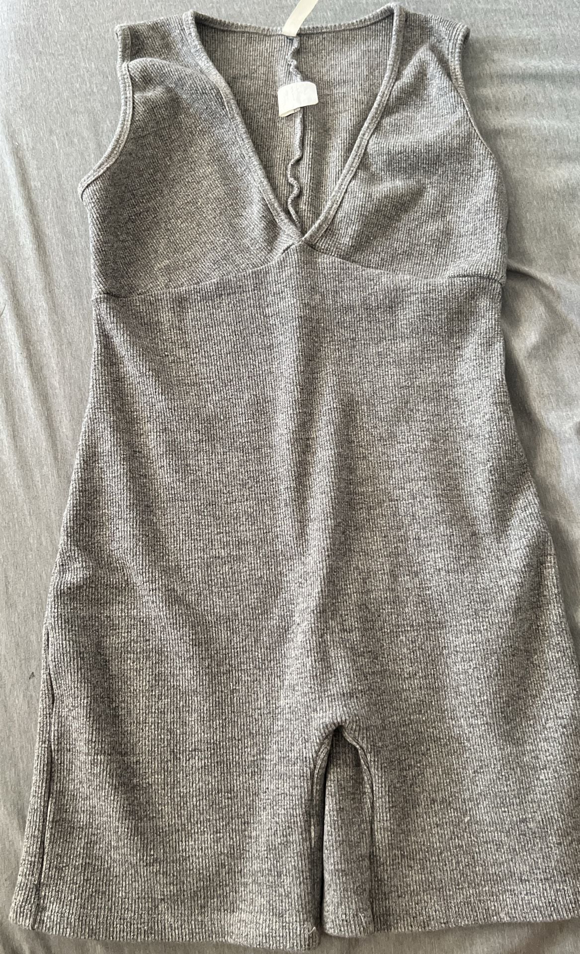 JOVA Romper Size Large Gray Ribbed V-Neck Sleeveless 2