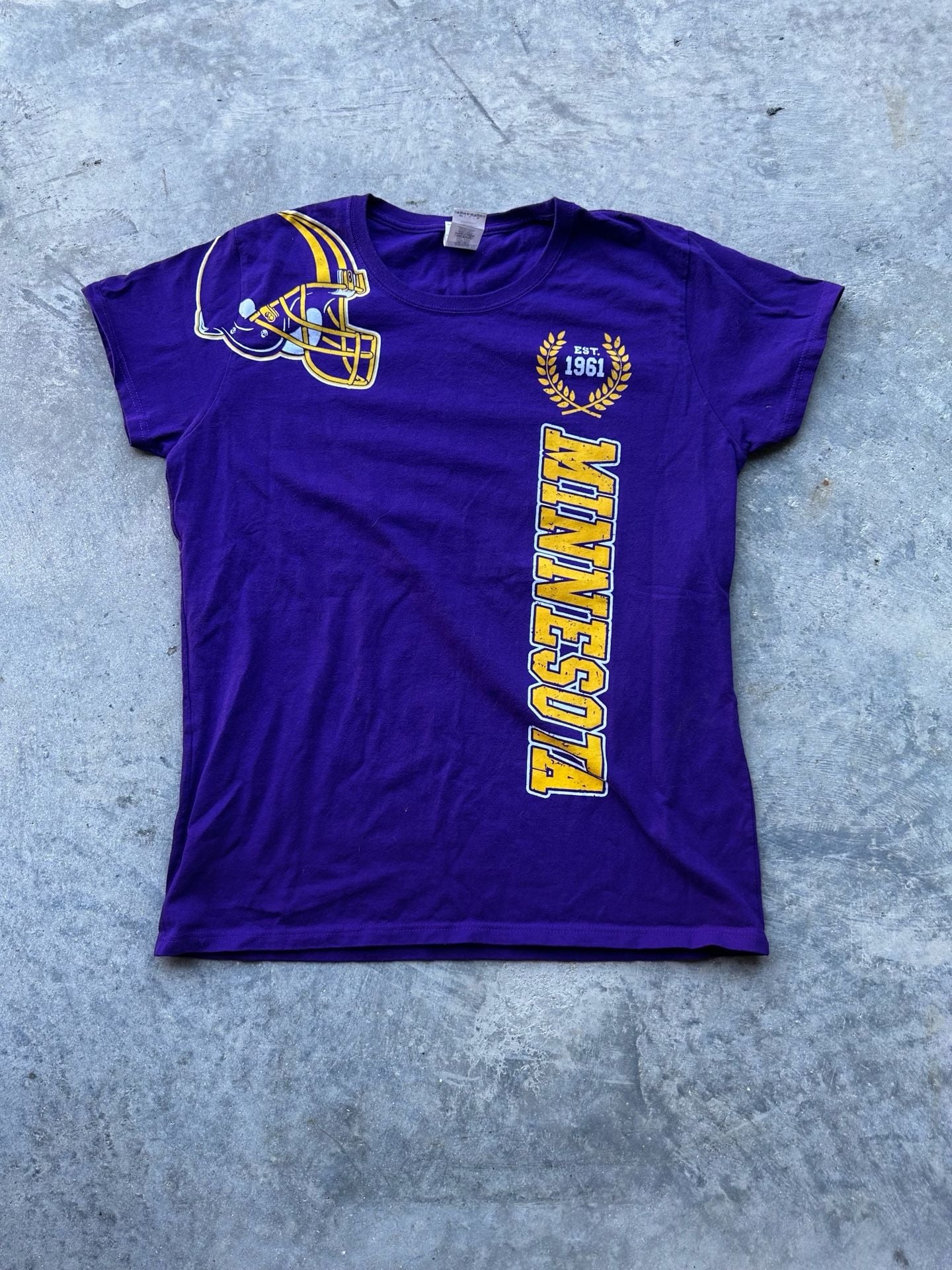 Gildan Minnesota Vikings T-Shirt Size L Purple Football Helmet 2