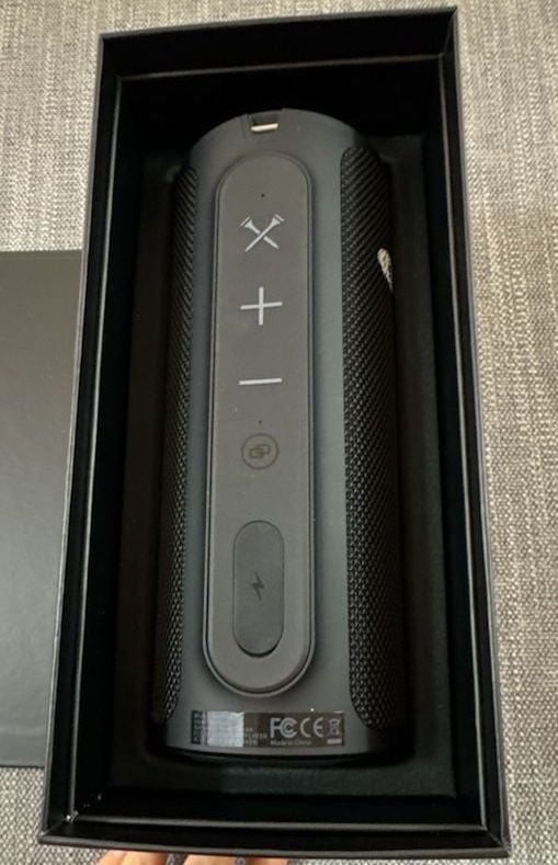 Blue Tees Player Magnetic Wireless Speaker Black 6