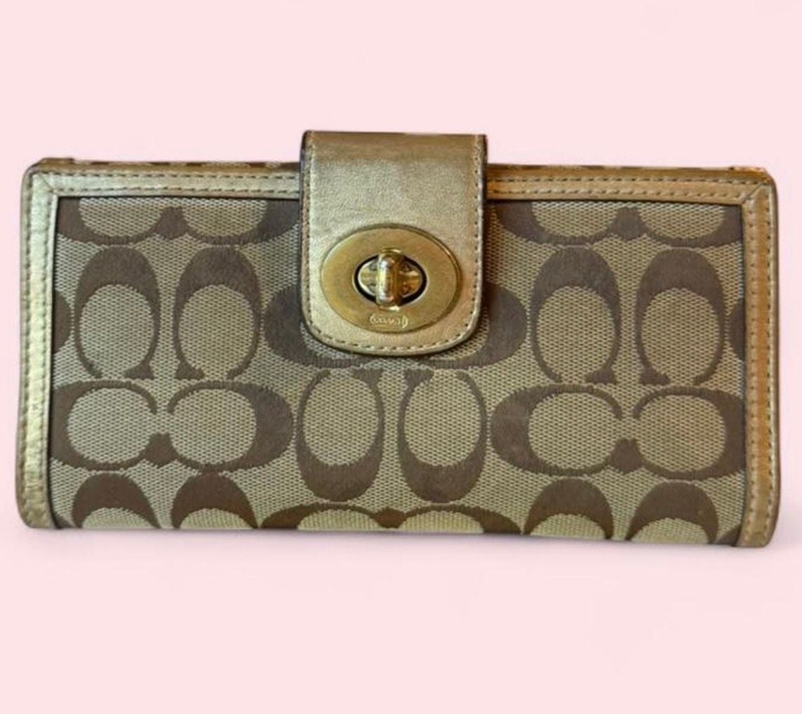 Coach Signature C Turnlock Wallet Khaki Gold 2
